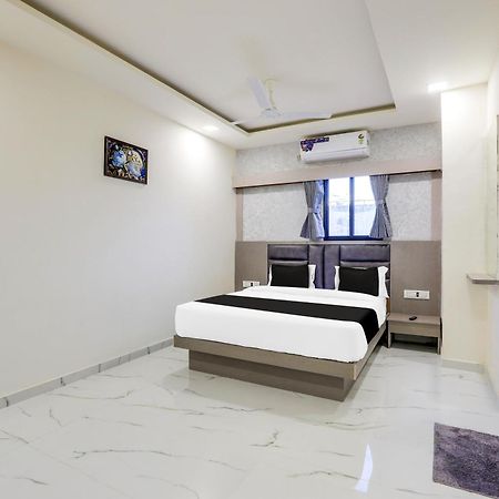 Hotel O Neek Palace أحمد أباد المظهر الخارجي الصورة
