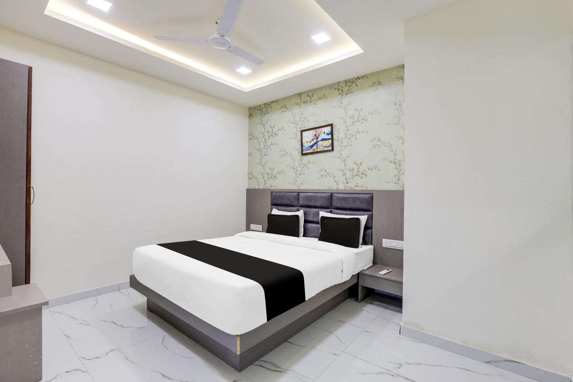Hotel O Neek Palace أحمد أباد المظهر الخارجي الصورة