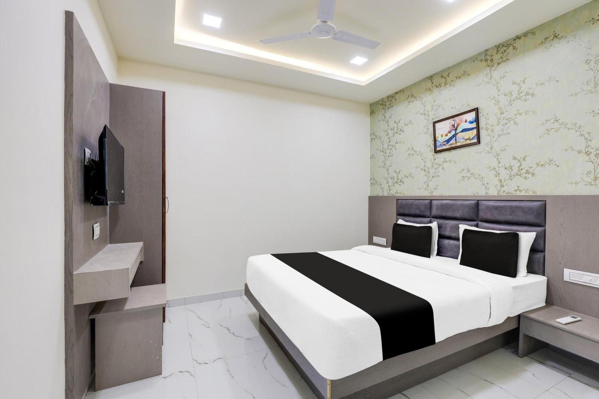 Hotel O Neek Palace أحمد أباد المظهر الخارجي الصورة