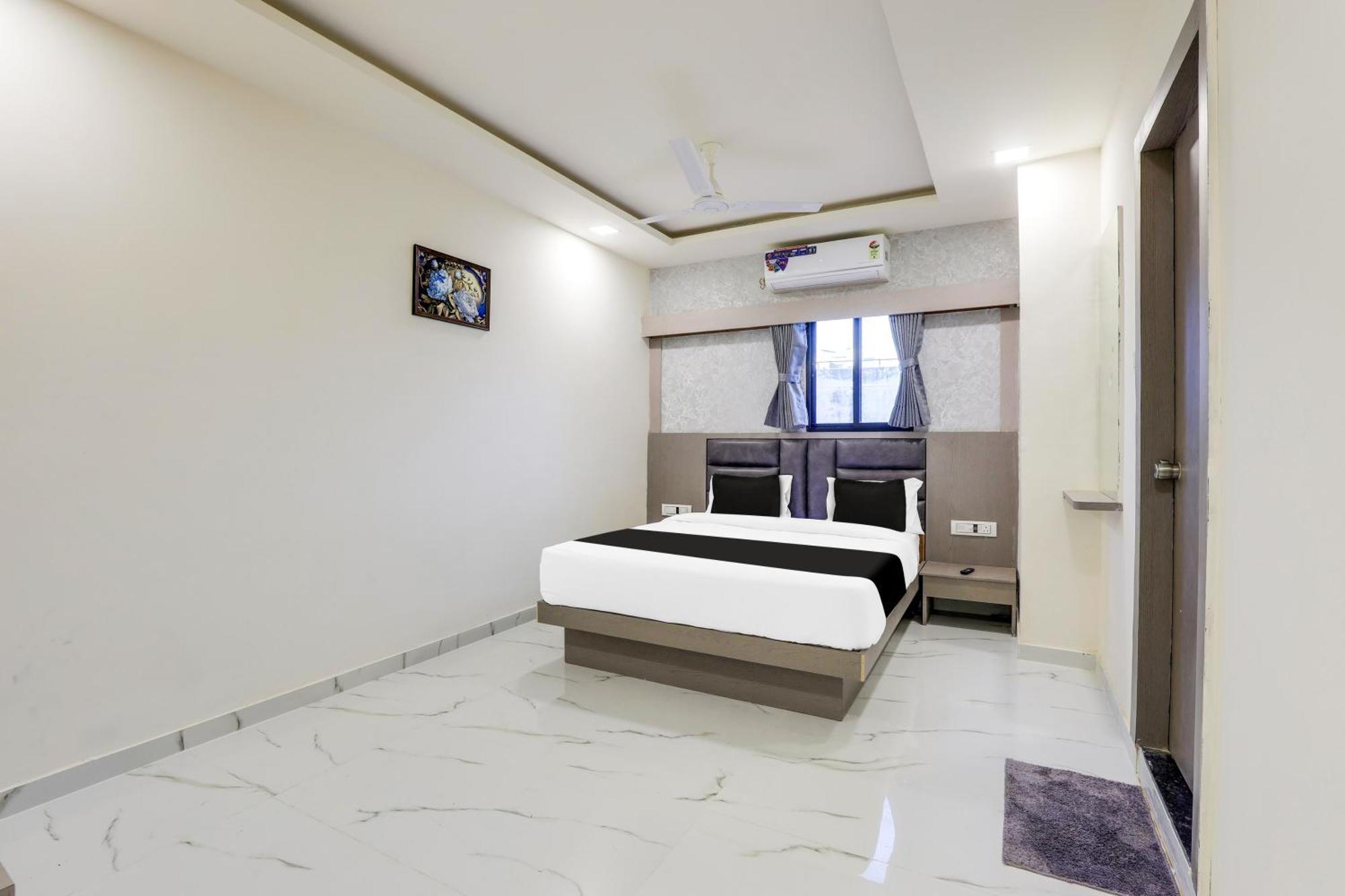 Hotel O Neek Palace أحمد أباد المظهر الخارجي الصورة